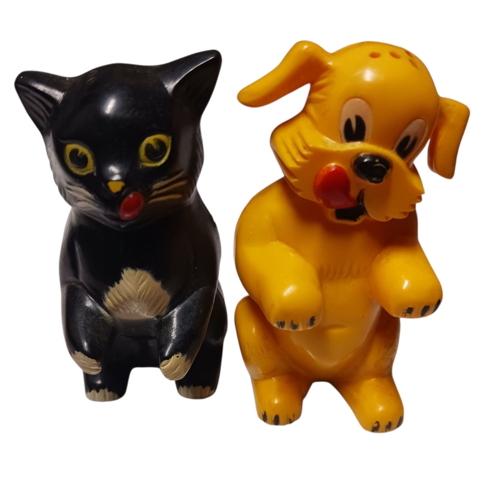 VINTAGE KEN-L-RATION BLACK-YELLOW FIDO & FIFI PLASTIC SALT & PEPPER SHAKER SET